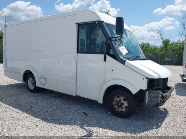  Salvage Isuzu Commercial Van