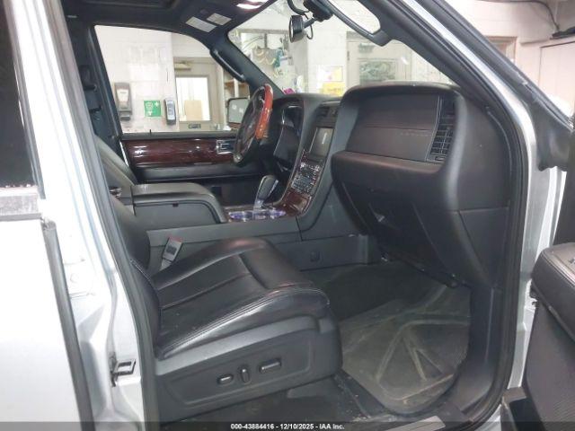 Lincoln Navigator Image 3