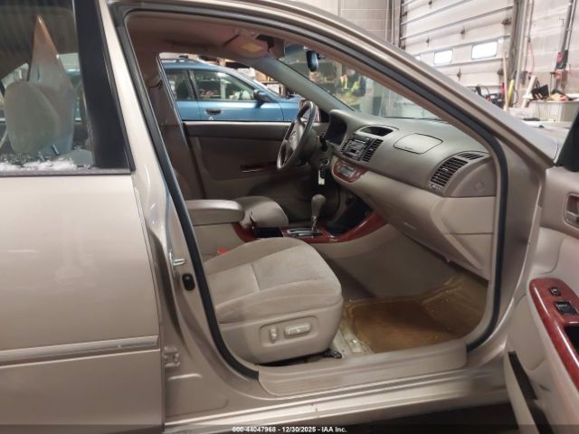 Toyota Camry Xle Image 9