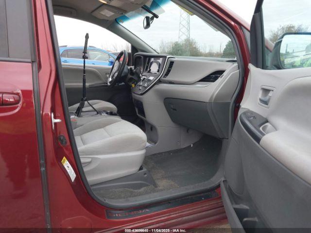 Toyota Sienna Le 8 Passenger Image 2
