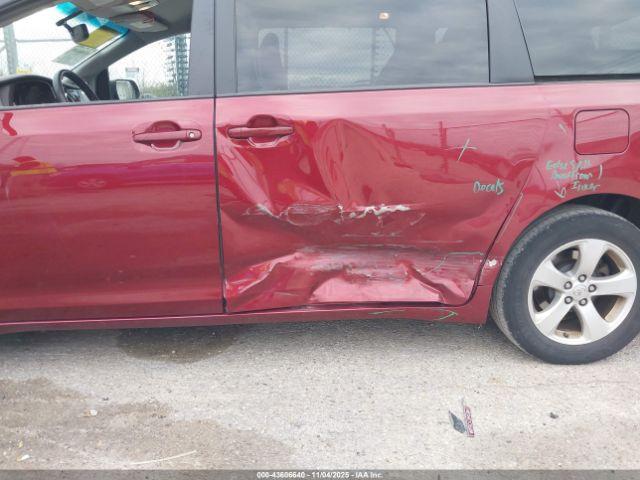 Toyota Sienna Le 8 Passenger Image 12