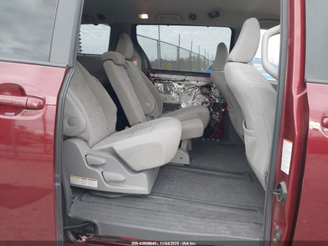 Toyota Sienna Le 8 Passenger Image 8