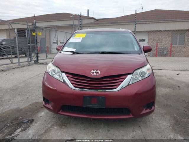 Toyota Sienna Le 8 Passenger Image 15