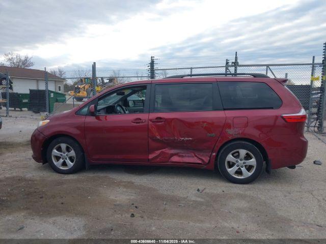 Toyota Sienna Le 8 Passenger Image 10