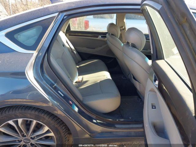 Hyundai Genesis 3.8 Image 14