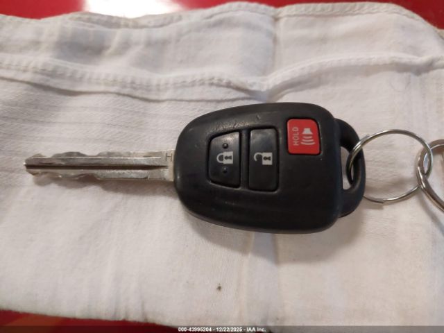 Toyota RAV4 Le Image 8